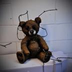 ral_barbwire_a_teddybar_with_1_eye_missing__sitting_in_the_corner_of_a_rund_down_and_rotten_nursery__horror_themed__lora_ral_barbwire_1__2274719813.jpg